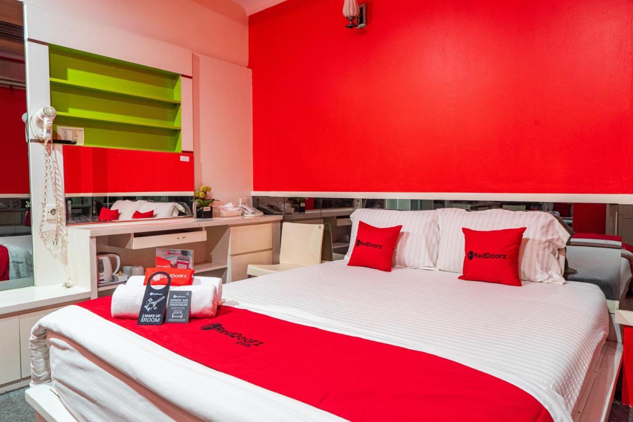 Reddoorz Plus Near Chadstone Mall Bekasi Exterior photo